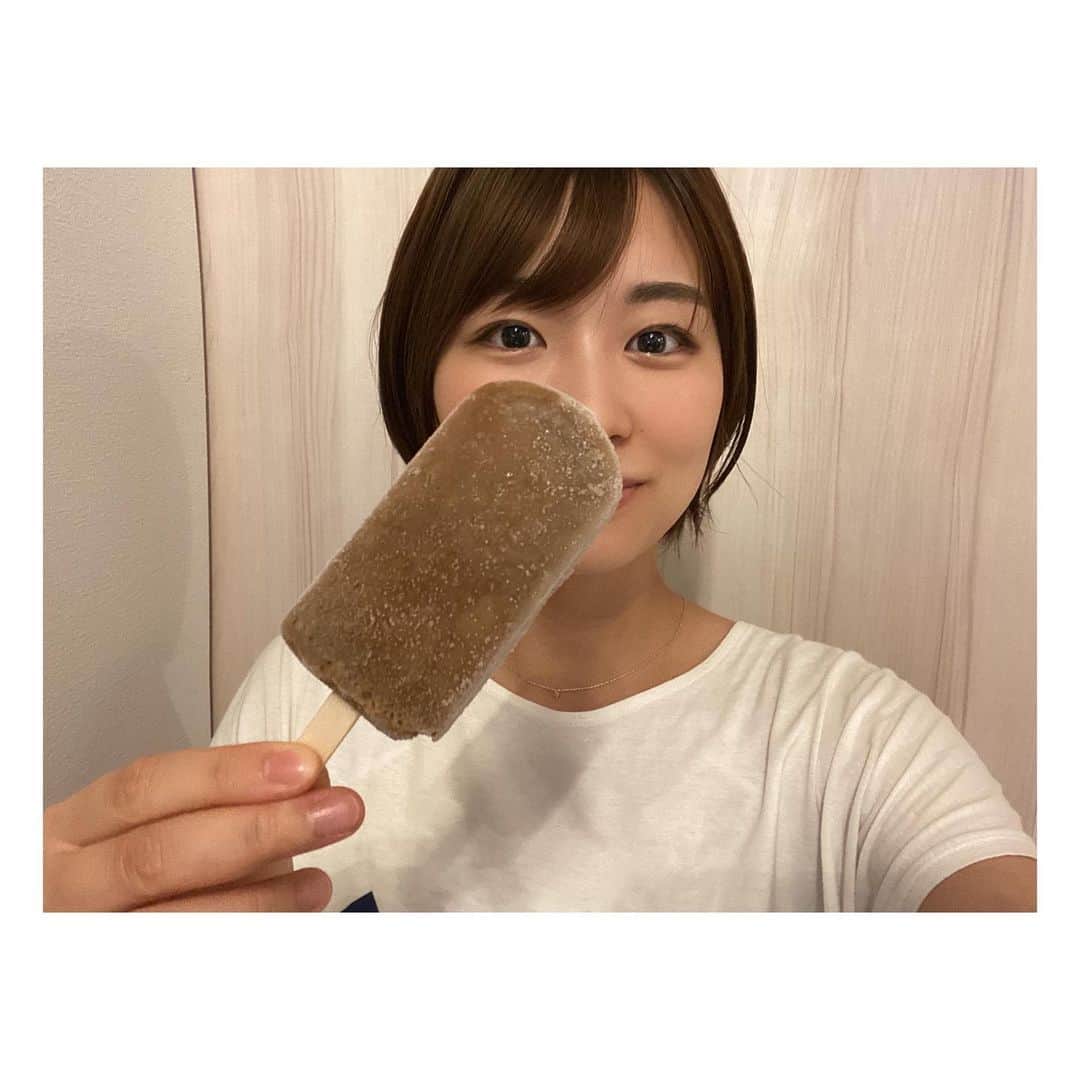 石井祐里枝のインスタグラム：「次回のPlay北海道はセイコーマート編！ということでアイスもご紹介します✨  セイコーマートの商品は北海道色に溢れていて見るのが楽しいですよね🤤  いつもついつい長居してしまいます🌼  普段アイスはソフトクリームを選ぶことが多いのですが今回は「ガラナバー」にしてみました💡  ジュースも美味しいけれどアイスもまた不思議な味わい😳　　  おすすめアイスがあったら教えてください✨  #アイスクリーム　#セイコーマート　#セコマ　#ソフトクリーム　#北海道　#北海道グルメ　#北海道スイーツ　#札幌グルメ　#札幌スイーツ　#ガラナ #ガラナバー #札幌　#ひんやりスイーツ　#夜のお供 #UHB #アナウンサー　#ひっそりと #毎日投稿チャレンジ  #いつまで続くか」