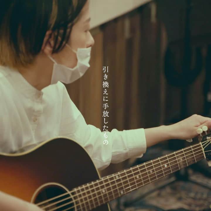 見田村千晴のインスタグラム：「【!New Movie!】 7月14日発売のミニAL「Marking」から、『私の悲しみ』のLyric Videoを公開しました。 冷たいようでいて、温かい曲です。 ある日のレコーディング風景とともに。  編集： @takaomi_kubota  撮影 ： @kouheikamiguchi   全編はYouTubeで！  見田村千晴 - 私の悲しみ Lyric Video  youtu.be/1Cs_GjLJLoE」