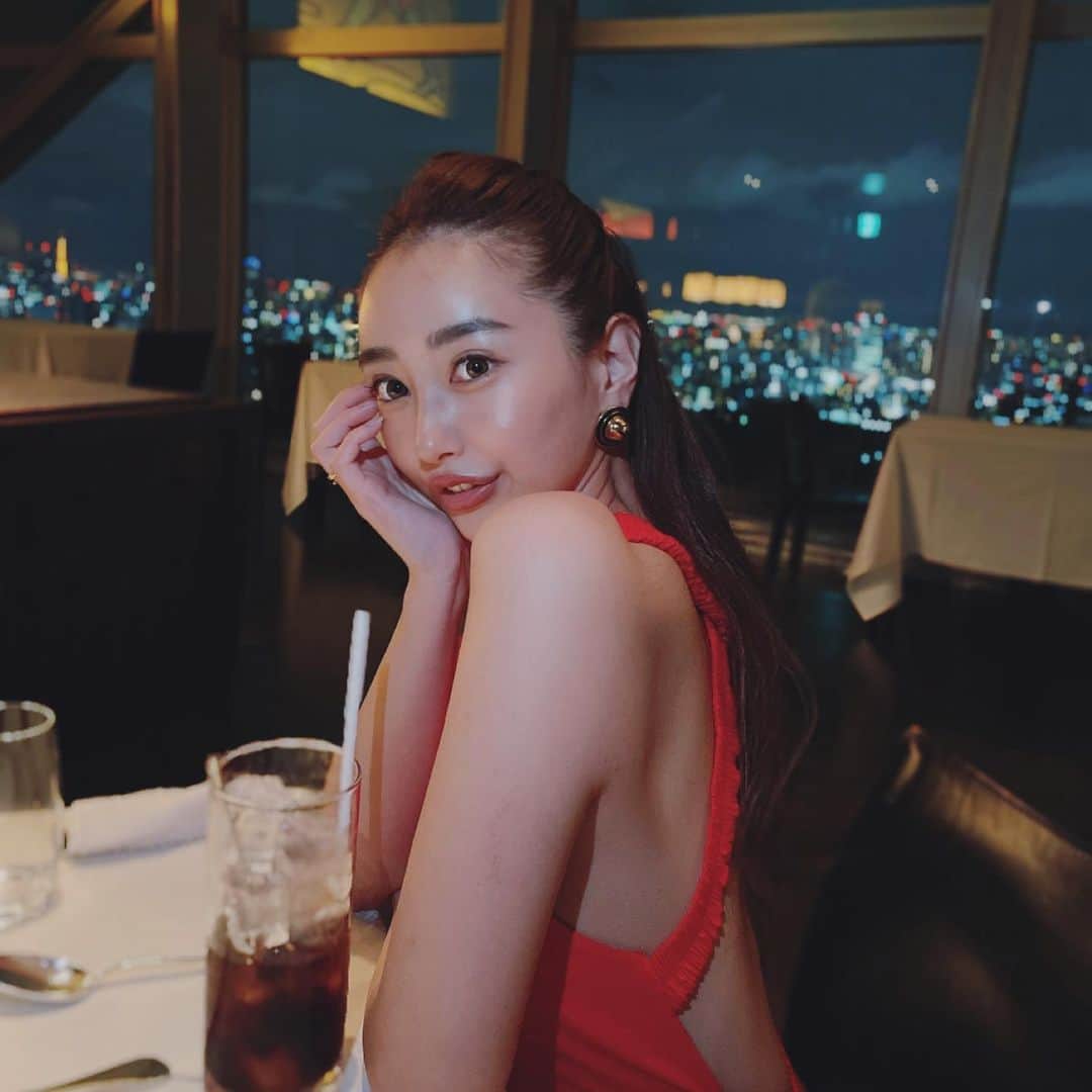 のインスタグラム：「たまには赤リップ塗っておめかし🍷💋 おデートしてきました✌︎高木と🖤　@tkgngs522」