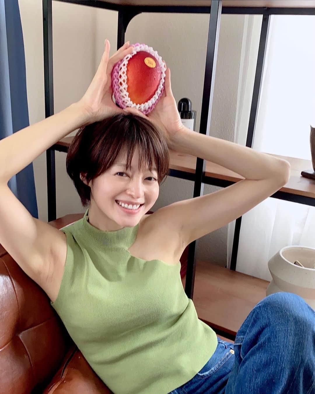 小林涼子さんのインスタグラム写真 - (小林涼子Instagram)「. うー！マンゴー🥭 大きなマンゴーを頂いて 大喜び🥺✨ お出かけ出来ないけど 夏が来てるって感じますね 🌞 #宮古島 #台湾 #マンゴー #喜びの舞 #おうまし」7月3日 21時40分 - ryoko_kobayashi_ryoko
