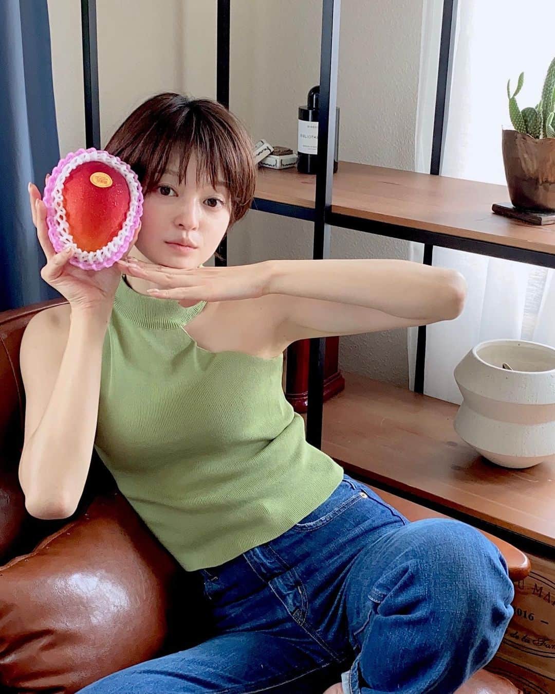 小林涼子さんのインスタグラム写真 - (小林涼子Instagram)「. うー！マンゴー🥭 大きなマンゴーを頂いて 大喜び🥺✨ お出かけ出来ないけど 夏が来てるって感じますね 🌞 #宮古島 #台湾 #マンゴー #喜びの舞 #おうまし」7月3日 21時40分 - ryoko_kobayashi_ryoko