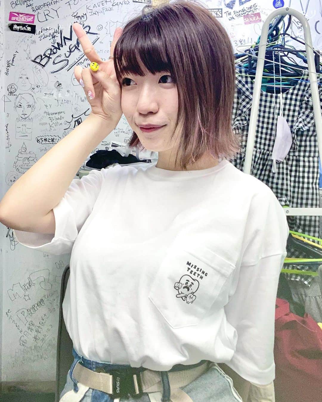 ぱいぱいでか美のインスタグラム：「MISSING TEETH TEE . 空気階段さんのTシャツ！ 高円寺でライブあった日に着たよん✌🏻 ライブの後で髪パッサパサなのは見逃してやって😭 今日のイベントで 私の影響(？)でもぐらさんと岡野さんにハマったって 言ってくれた子がいて そういや載せてないなって思い出せました。笑 ポケT好き！ ポケTにアクキー入れて南くんの恋人ごっこするのおすすめです。 . #空気階段 #MISSINGTEETH #odoriba954 #白T #ポケT #俺はインスタグラマーになりてぇ ↑てか最近これをハイライトにまとめる作業サボりまくってるね😭 近いうちにやります！」