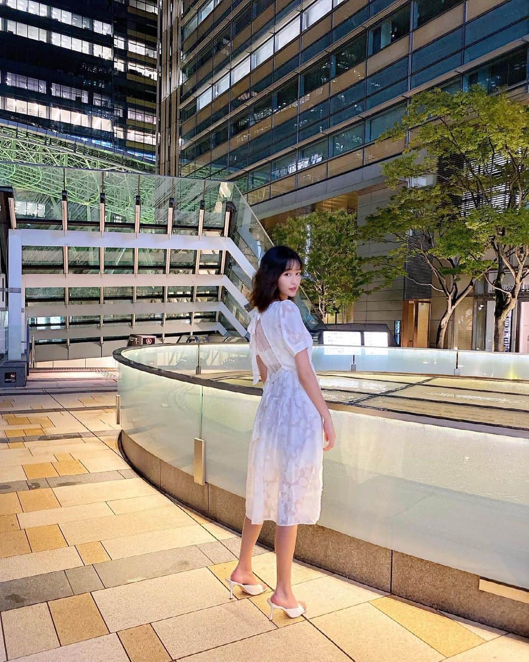 のインスタグラム：「お気に入りのワンピース🤍🤍🤍  ちなみにこれ、3000円です👧🏼💗(笑) 見えない🥺✨  安いし、 対応も素晴らしくて最高👏🏼❣️  @the.reception_official さんで購入したよ✨  今ならクーポン利用で5%offに！  クーポンコードはこちら👇🏻 TR5ZH67W  (8月14日まで利用可能なクーポンです🧚)  #ワンピース#毎日コーデ#デート服#デートコーデ#ディナーコーデ#シースルーシャツ#シースルーワンピース   #ショート女子#ショートカット#ショートヘア#ヘアスタイル#ウェーブ巻き」
