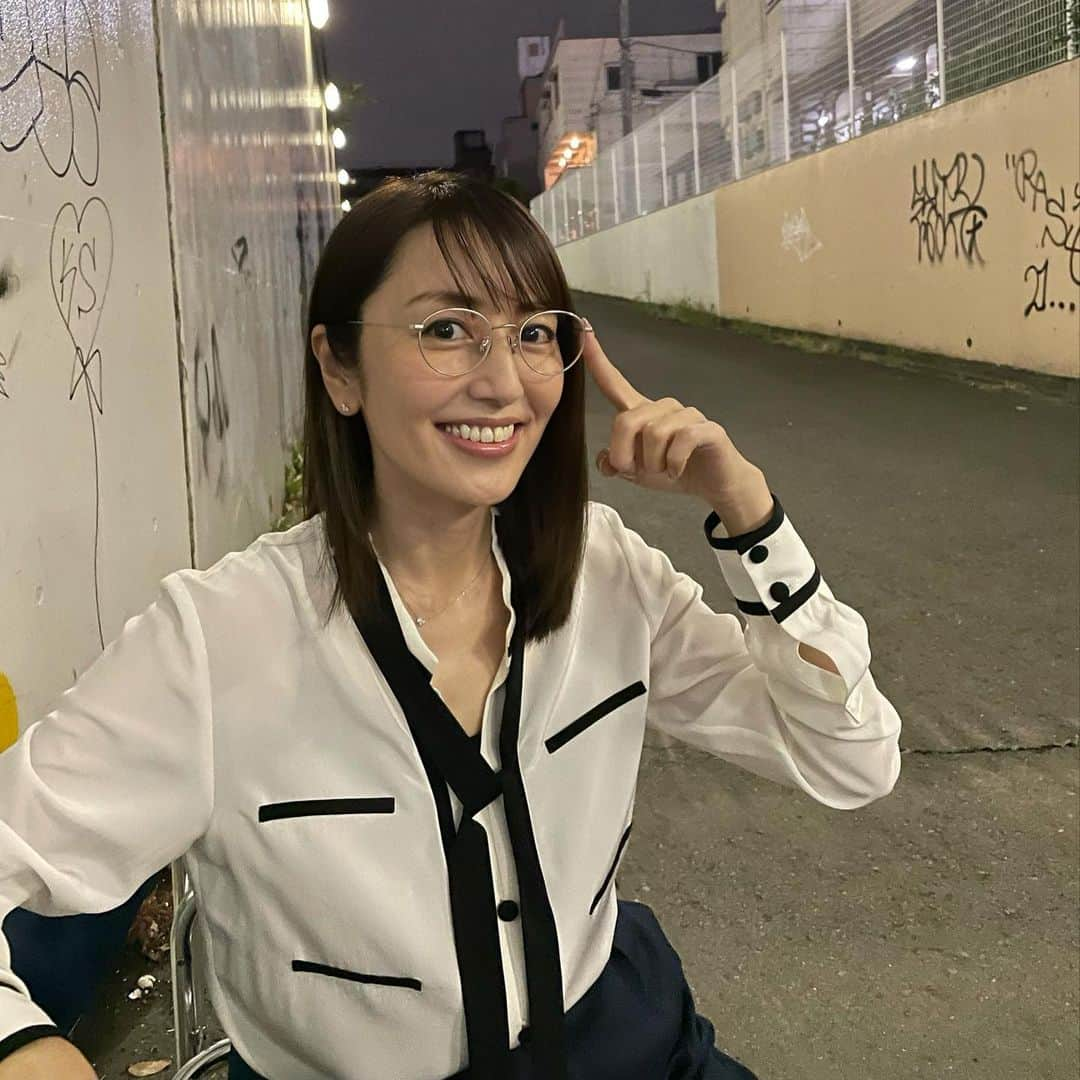 矢田亜希子さんのインスタグラム写真 - (矢田亜希子Instagram)「本日ナイトロケ #ドラマ#ドラマ撮影#ナイター#眼鏡#役#写真撮ってたら照明さんが照明当ててくれたんだ#4枚目の写真です#さすがです#明るい‼︎」7月3日 22時15分 - akiko_yada