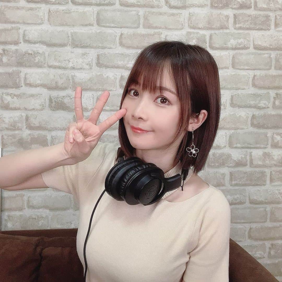 さくまみおのインスタグラム：「ハピラジ〜言うて、今週もみおラジ公開されました🎙( ˙꒳​˙ )🎧🎶  佐賀のオススメの食べ物や、好きなかき氷の味や、バンドを組むならポジションは？などなどベスト3で答えさせていただきました…が、7分20秒くらい〜ひがみ爆発しててごめんなさい笑  かき氷の味も答えたんだけどカットされてたから一応答えるね🍧笑 確か3位いちごミルク2位みかん1位宇治金時(沖縄のぜんざい最高)的なこと言ってたはず😂  ラジオ内で読み上げているメッセージは、AuDee内のメッセージフォームからだけじゃなく、Twitterからも「 #さくまみおのラジオ 」をつけてくれれば拾えるとのことなので、是非お気軽に質問や相談など送ってくれると嬉しいです︎︎☺︎  ※ラジオはストーリーズのハイライトから飛べます📻」