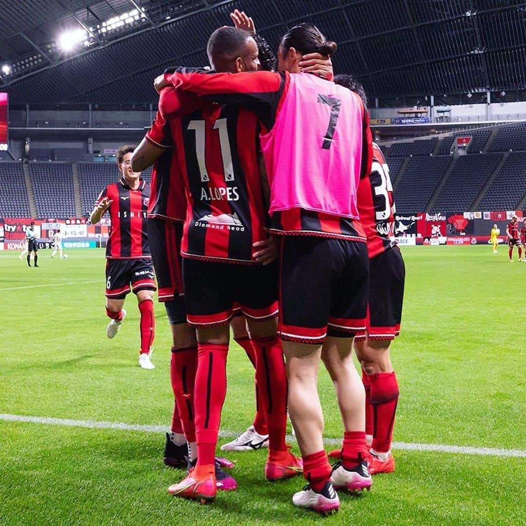 荒野拓馬のインスタグラム：「Obrigado Lopes!! Boa sorte amigo🤛  #consadole #コンサドーレ #ロペちゃん #同い年 #がんばろう」