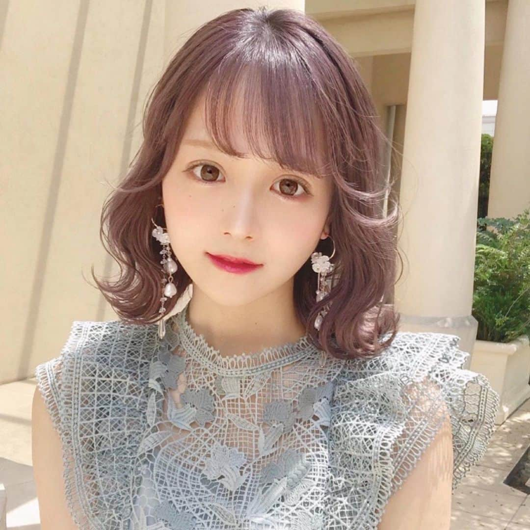 小西恭平さんのインスタグラム写真 - (小西恭平Instagram)「夏におすすめの人気ミディアムヘア✂︎✨ ⁡ ⁡ ⁡ ⁡ ⁡ オーダーの際は画像を保存し提示していただけると嬉しいです😊 ⁡ ⁡ ⁡ ⁡ ⁡ ご予約はプロフィール欄のネットページからかお電話からご予約が可能です🌟 ⁡ お店の住所は ⁡ ⁡ 〒107-0061港区北青山3丁目4-3  のの青山2F  Nehan内 ⁡ 電話番号　07013668526 ⁡ こちらになります！少し迷いやすいので、行き方はハイライトなどにも載せていますのでご確認ください⭐️ ⁡ ⁡ ⁡ ⁡ ⁡ ⁡ ⁡ #ミディアム#グレージュ#サロンモデル#美容師#美少女#ヘア#セミミディ#ヘアアレンジ#ハイライト#hair#グレージュカラー#ヘアスタイル#スタイリング#髪型 #ダークカラー#シースルーバング#小顔カット#似合わせカット#ヘアカラー#hairstyle#コニタンカット」7月3日 22時48分 - kyohei_konishi