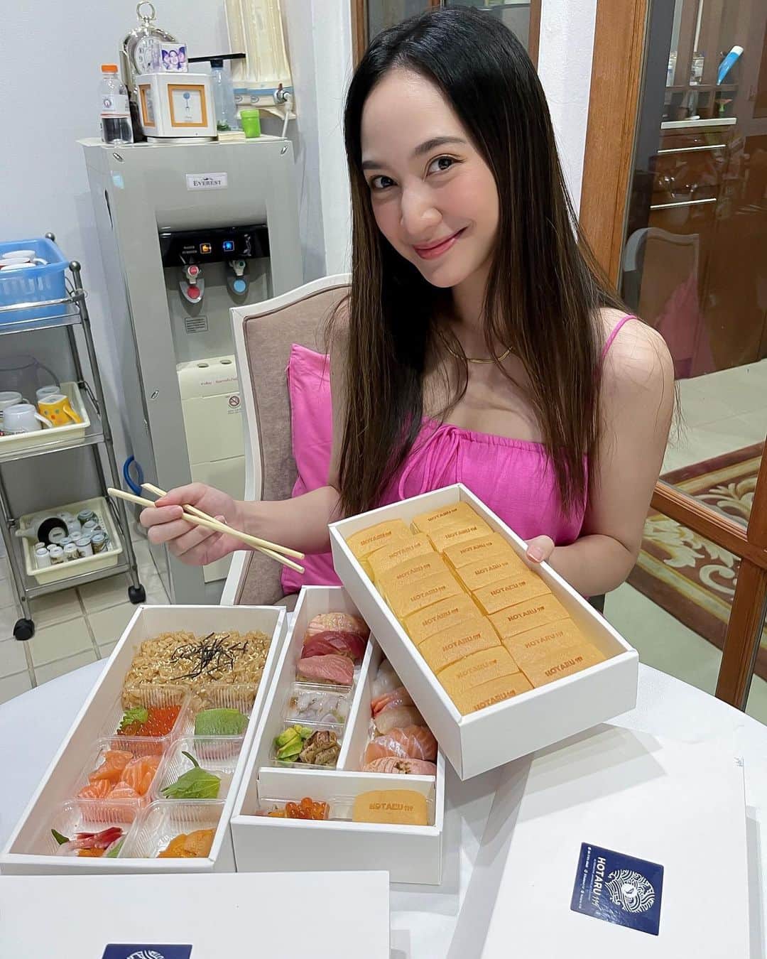 インヤのインスタグラム：「กินฟินๆที่บ้าน แต่เหมือนอยู่ที่ร้าน Omakase เลย  家で食べれるのが1番良い！！！😍 🍣 👉🏻 @hotaru.119  @hotaru.omakase   📍Location : Hotaru omakase」