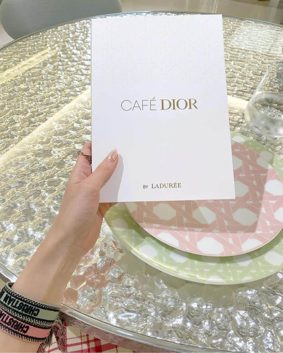 香音さんのインスタグラム写真 - (香音Instagram)「はじめてのCafé Dior by Ladurée ☕️  . . 可愛くって美味しくて、幸せ時間でした🪞 . YouTubeで撮影したので、 是非みてください♡ . お1人様でアフタヌーンティーしたの🫖 . . また行きたいなあ . @dior  #cafedior #dior #のんかふぇ巡り」7月3日 23時19分 - kanon420_official