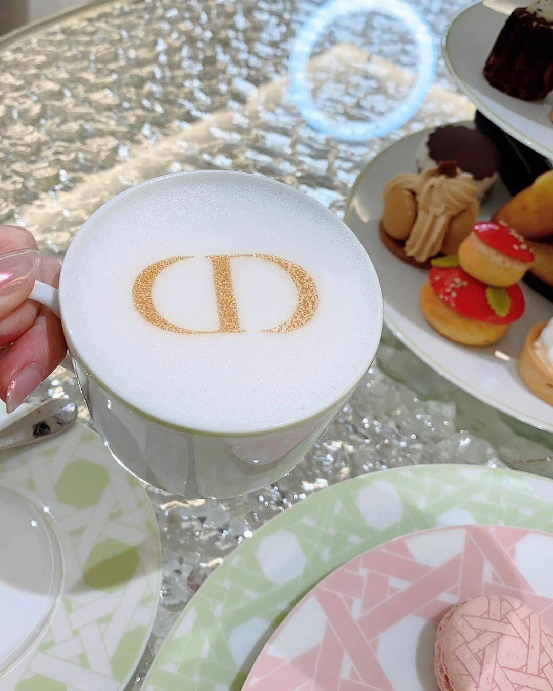 香音さんのインスタグラム写真 - (香音Instagram)「はじめてのCafé Dior by Ladurée ☕️  . . 可愛くって美味しくて、幸せ時間でした🪞 . YouTubeで撮影したので、 是非みてください♡ . お1人様でアフタヌーンティーしたの🫖 . . また行きたいなあ . @dior  #cafedior #dior #のんかふぇ巡り」7月3日 23時19分 - kanon420_official