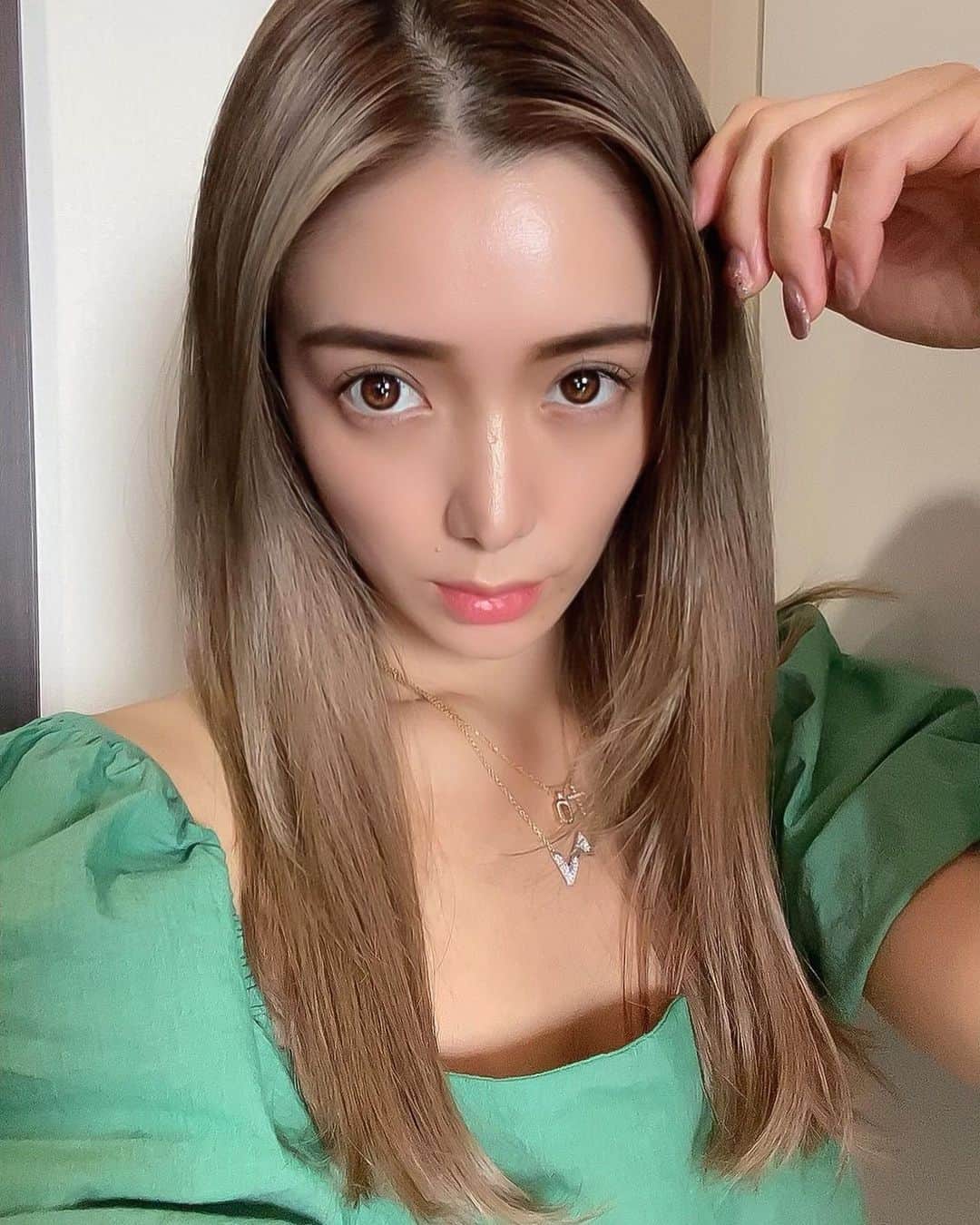 谷口紗耶香のインスタグラム：「短いのちょっと飽きちゃって、期間限定でエクステ付けた🤍🤍 安定の　@lapis_takumi  たくみさん🤟🏼 付けるのちょー早いし、色味の合わせとかもmixでさっと決めてくれていつもありがとうございます👏🏼💛💛 ミルクティーグレー系とちょっと赤みあるのをmixしてるよ〜！ #lapisosaka #エクステ#hair#ミルクティーグレージュ #ラピス大阪」