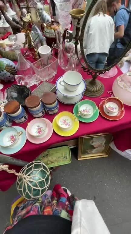 のインスタグラム：「パリ 北マレ地区で年に２回行われるブルターニュ通りのブロカントです。途中パリ3区役所のワクチン接種会場や結婚式を終えたカップルを見ることが出来ました。」