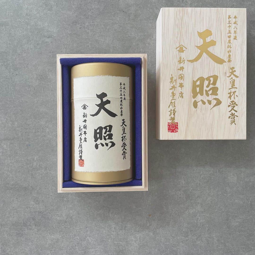 乙黒えりのインスタグラム：「「アド街」で主人が飲んで美味しいって言ってた抹茶、オンラインで購入しました！ 本当に美味しかった✨ ギフトにも良さそう✨ #アマテラス#天照#抹茶#粉末#金粉入り#ギフト#お中元にもいいかも」