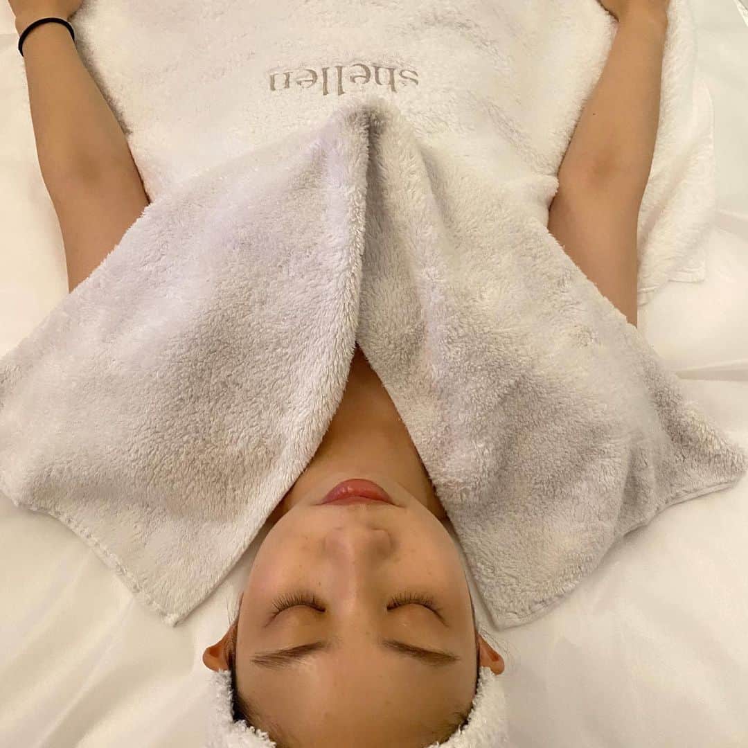 薬丸玲美さんのインスタグラム写真 - (薬丸玲美Instagram)「ハイドラフェイシャル受けてきました✨  ニキビやニキビ跡、毛穴の黒ずみが気になっていたので 私の悩みに効果的な #ハイドラポアレスコース に即決定🙆🏻‍♀️  おかげさまで 次の日の触り心地と化粧ノリが 最高すぎたぁ！💕😌  Salon do Shéllenさんで やらせてもらったのですが サロンの雰囲気がとても素敵でした❣️  気になる方はShéllenさんのアカウントを チェックしてみてください✨ @shellen_salon   Shéllenさんありがとうございました🥰  #salondoshellen #shellen #フェイシャルサロン #広尾 #南麻布 #ハイドラフェイシャル #ハイドラポアレス」7月3日 23時44分 - remi_yakumaru