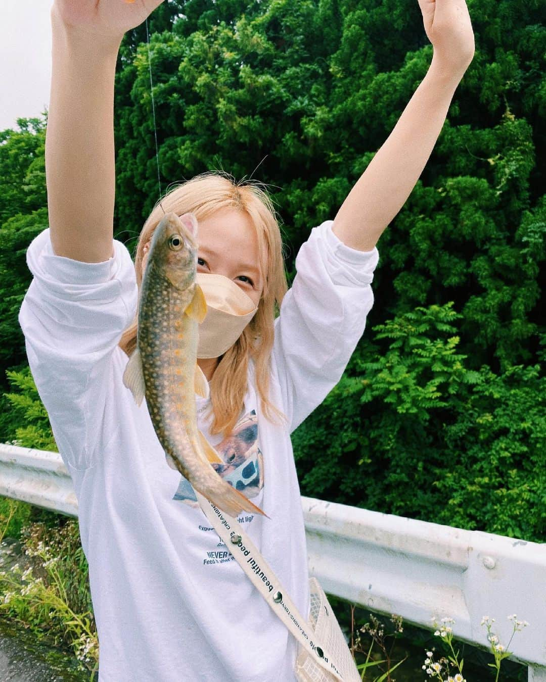 Ami さんのインスタグラム写真 - (Ami Instagram)「in 富山&新潟。 初めて釣ったイワナ🐟と、二度目ましてのヤマメさん🐟 川魚って模様がオシャレで色が綺麗だから好きなんだ🌈 夜にはヤモリとホタルにも遭遇‼︎ 富山&新潟の大自然は絵本の中にいるような、本当に素敵な場所でした‼︎‼︎‼︎ 自分も地球の一部だということを実感した‼︎ そして、日本に産まれてよかったと心底思った一日でした‼︎  他にもまさかの出来事があったんだけど(笑)、Youtube用にも動画撮ったので頑張って編集します‼︎お楽しみに〜😊」7月4日 0時09分 - ami_dream05