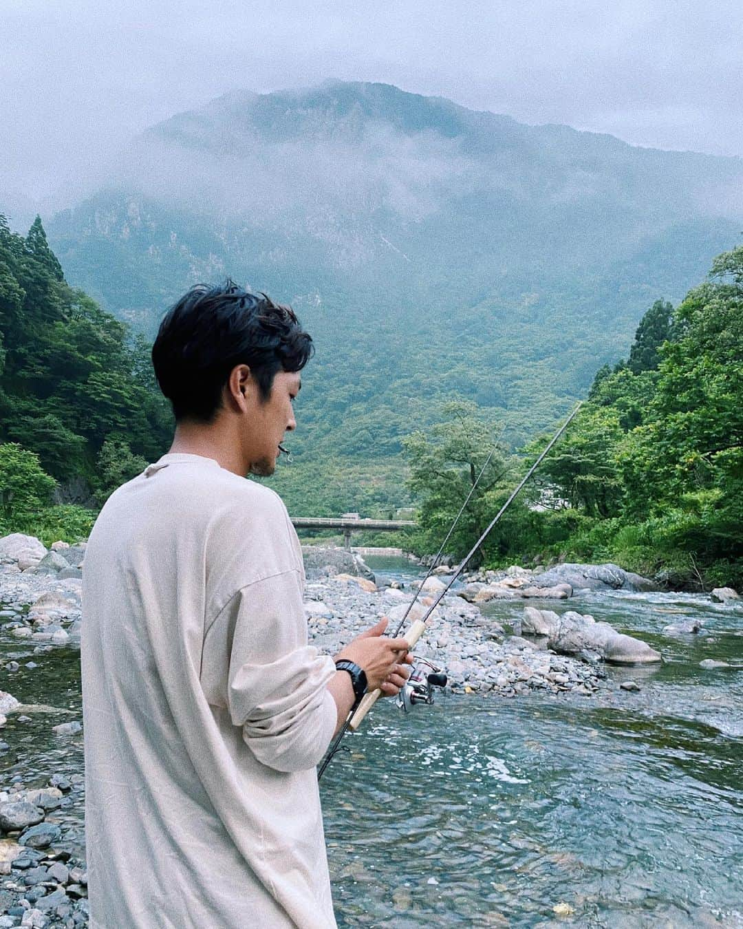 Ami さんのインスタグラム写真 - (Ami Instagram)「in 富山&新潟。 初めて釣ったイワナ🐟と、二度目ましてのヤマメさん🐟 川魚って模様がオシャレで色が綺麗だから好きなんだ🌈 夜にはヤモリとホタルにも遭遇‼︎ 富山&新潟の大自然は絵本の中にいるような、本当に素敵な場所でした‼︎‼︎‼︎ 自分も地球の一部だということを実感した‼︎ そして、日本に産まれてよかったと心底思った一日でした‼︎  他にもまさかの出来事があったんだけど(笑)、Youtube用にも動画撮ったので頑張って編集します‼︎お楽しみに〜😊」7月4日 0時09分 - ami_dream05