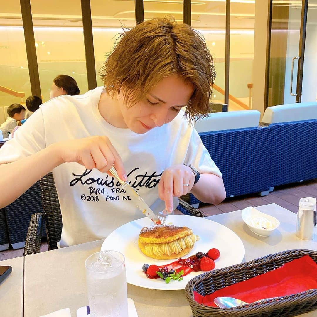 三科光平さんのインスタグラム写真 - (三科光平Instagram)「夜中にパンケーキあ~んのやつ🍰 この前の休みに妻 @ami_nagamune とデートの📸 #夫婦 #カップル #デート #パンケーキ」7月4日 0時29分 - kohei_mishina