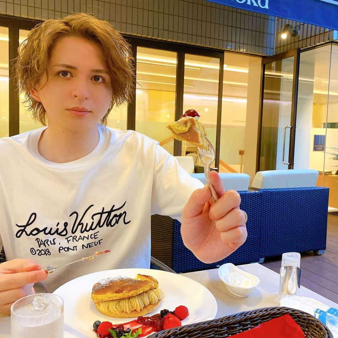 三科光平さんのインスタグラム写真 - (三科光平Instagram)「夜中にパンケーキあ~んのやつ🍰 この前の休みに妻 @ami_nagamune とデートの📸 #夫婦 #カップル #デート #パンケーキ」7月4日 0時29分 - kohei_mishina