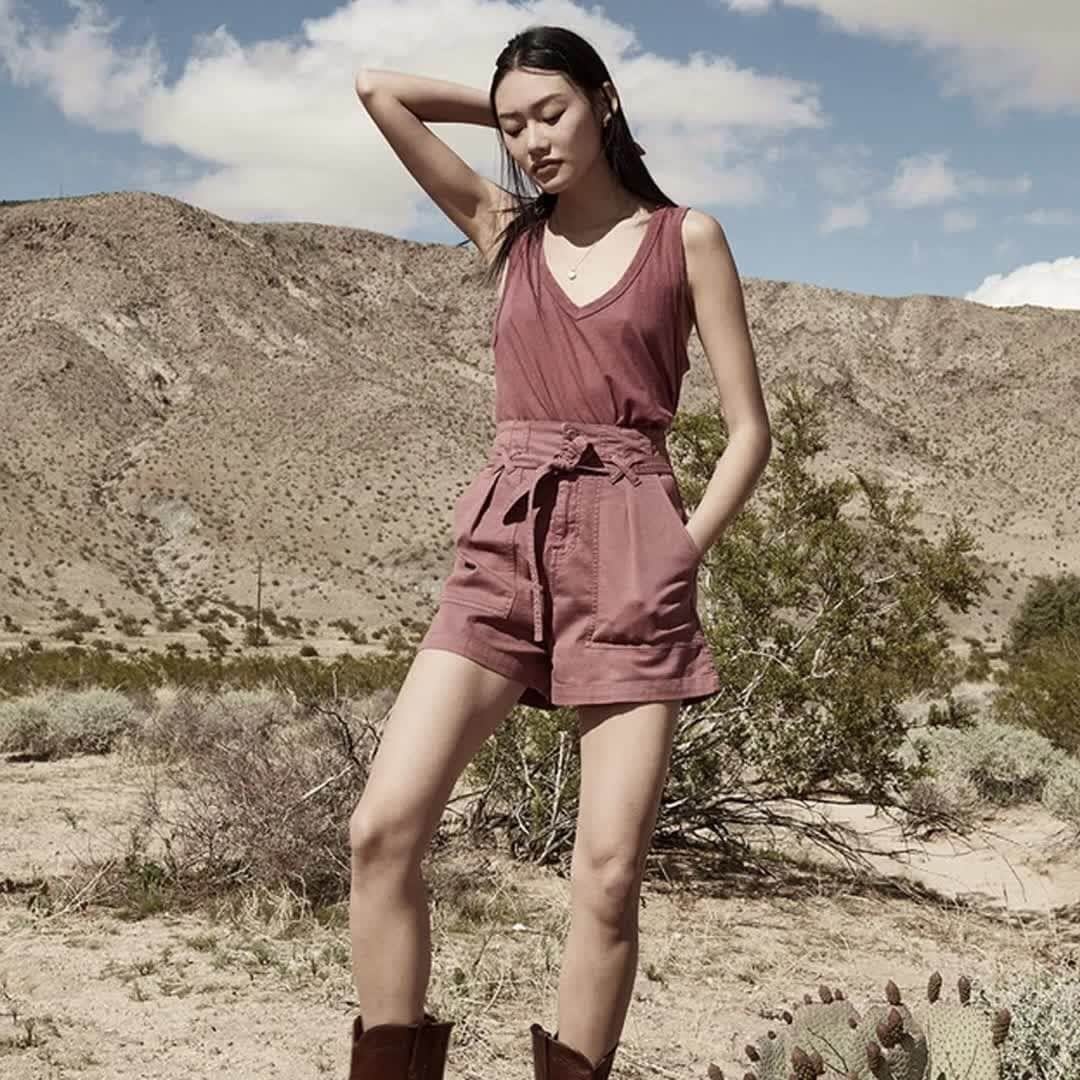 カレントエリオットのインスタグラム：「high-waisted shorts in earthy pastel tones feel just right this season」