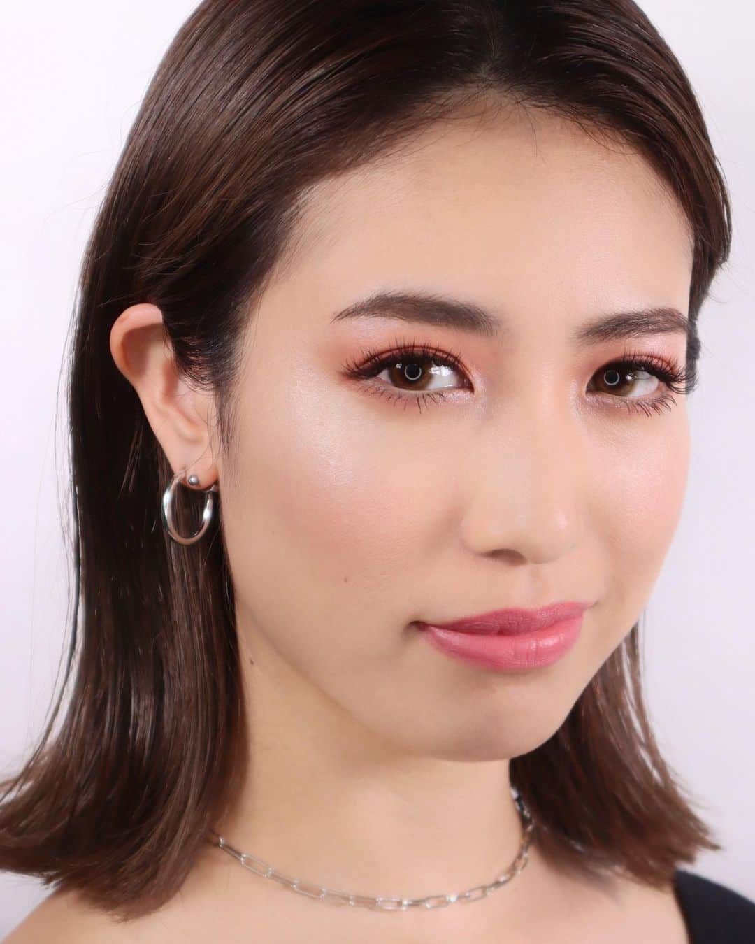 M∙A∙C Cosmetics Japanのインスタグラム：「#MACボタニックパニック で 目もと・唇・頬に、ジュワッとにじむような色とツヤを✨ ほんのりとした血色感で可愛げを演出しながら、肌の透明感を引き立てて💕  ㅤ 【使用製品】 ＊EYES ・スモール アイシャドウ × 12(ボタニック パニック) -キープ オン トゥインクリング  -ボタニック パニック ＊LIPS ・リップスティック／ラ-ディ-ダリア  ＊FACE ・エクストラ ディメンション スキンフィニッシュ／フルール シュア  ・同 ロイヤル フラッシュ ㅤ #MACBotanicPanic　 Shot by M·A·C EVENT ARTIST Hatsuo Arisaka @hatsuo_mua」