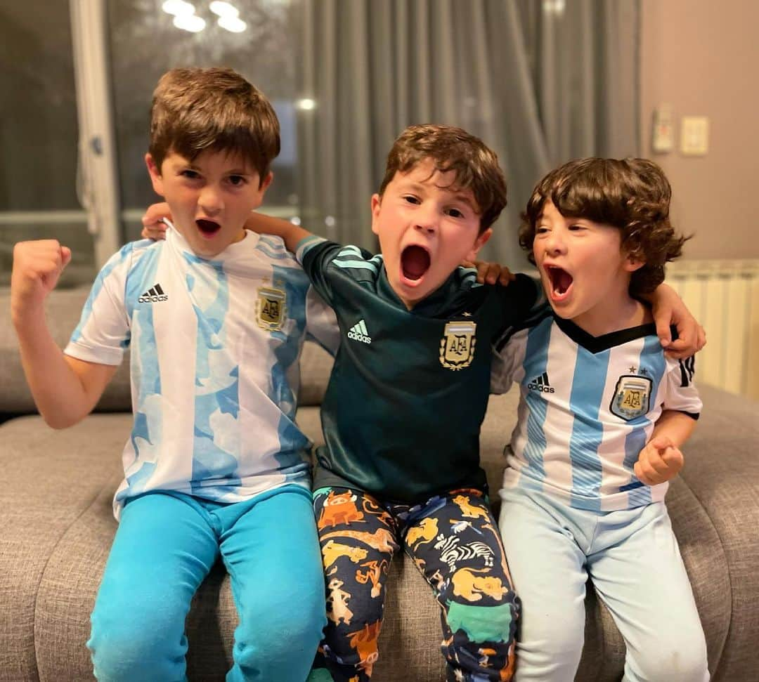 アントネラ・ロクソさんのインスタグラム写真 - (アントネラ・ロクソInstagram)「VAMOS ARGENTINA 🇦🇷🇦🇷🇦🇷 Te amamos papi!!! @leomessi !!!!」7月4日 12時08分 - antonelaroccuzzo