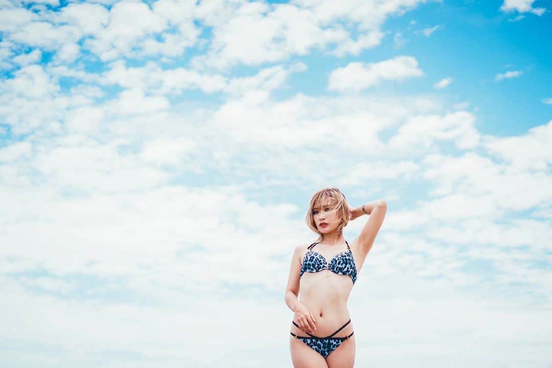ICCHANのインスタグラム：「. 🐟🐬🐳🏄🏊🍍🌴🌻☀️🐚👙 . photo by @jayclewis12  . 空と海が大好きで色々と写真撮って頂きました！ 沢山素敵すぎる写真を今回も撮って頂き嬉しすぎて感謝しかないです😭 本当にありがとうございました😭✨ . . 気づけばあっという間に7月で、 MCの旅ももう大詰め。 3月からのここ数ヶ月、思い返せばたった3、4ヶ月。でも普通に過ごせばあっという間の日々も、1日1日が濃くて 1週間前を思い出すだけですごく遠い日の事のように思えるくらい毎日沢山沢山沢山のことが起こってます。 . カレンダーを見返すと、本当に多くの場所に行かせて頂いており、 中には色々含め最多で13都府県も行かせて頂いてた月もあり、 お話頂いた2月末からは考えられないほどの思い出と経験と世界が広がっています。 . . 人生何が起こるかわからないなぁって思うと同時に、本当に周りの方に恵まれて自分の力じゃ到底及ばないような経験を色々とさせて頂いてて 本当に有難いと感謝の気持ちでいっぱいで。。 . . 東京に来て、沢山沢山輪が広がって本当に幸せな毎日を送らせてもらってます。 本当に毎日いつも幸せです。 . . 今回のMCの旅の経験、知識、スキル、見たもの聞いたもの感じたもの、そして同じチームの方、他チームの方(ワンチーム)と過ごさせて頂いたとってもとっても素敵な時間を、これから沢山いかせるように今月から来月から動いていこうと思います。 . . 本当に1日1日が夢みたいな日。 でもこれは日常でも同じ。 1日1日を大切に生きていかなきゃと思います😊 . .」