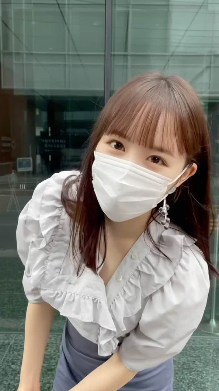 伊藤小春のインスタグラム：「・ リール初挑戦🎥💘  皇居の辺りをお散歩しました！ 運動は嫌いだけど歩くのは好きです♡  この日の服は 全身　#snidel です ピアスは　#liquem   みずいろがマイブーム🌧  あとね…！ 湿気で前髪のうねりが酷かったから、 いつもお世話になっている @elmetakeda さんに縮毛矯正をかけてもらったら たくさん歩いて汗をかいても まっすぐなままで感激でした😭  私と同じ癖っ毛の人には全力でおすすめします  なにってめちゃくちゃ時短になるから 目覚ましかける時間15分遅くした（怠惰）」