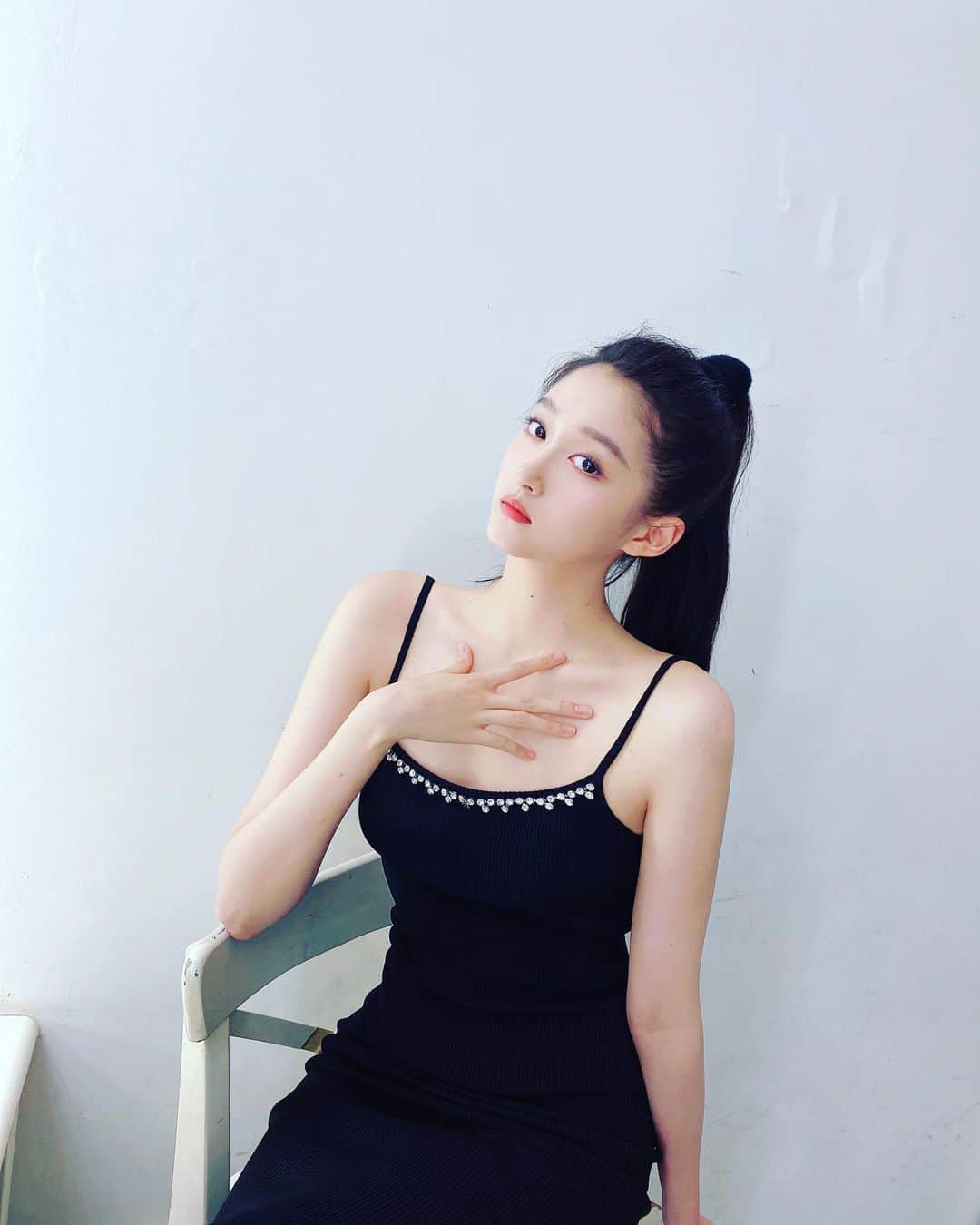 クアン・シャオトン（Guan Xiaotong）さんのインスタグラム写真 - (クアン・シャオトン（Guan Xiaotong）Instagram)「🖤 夏天 吊带裙 凉爽 #area」7月4日 5時03分 - stronger917
