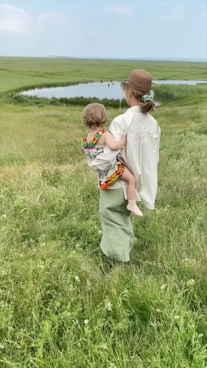 アリゾナ・ミューズのインスタグラム：「Our last jaunt in the English countryside for a while at the beautiful @elmleynature 🌱」