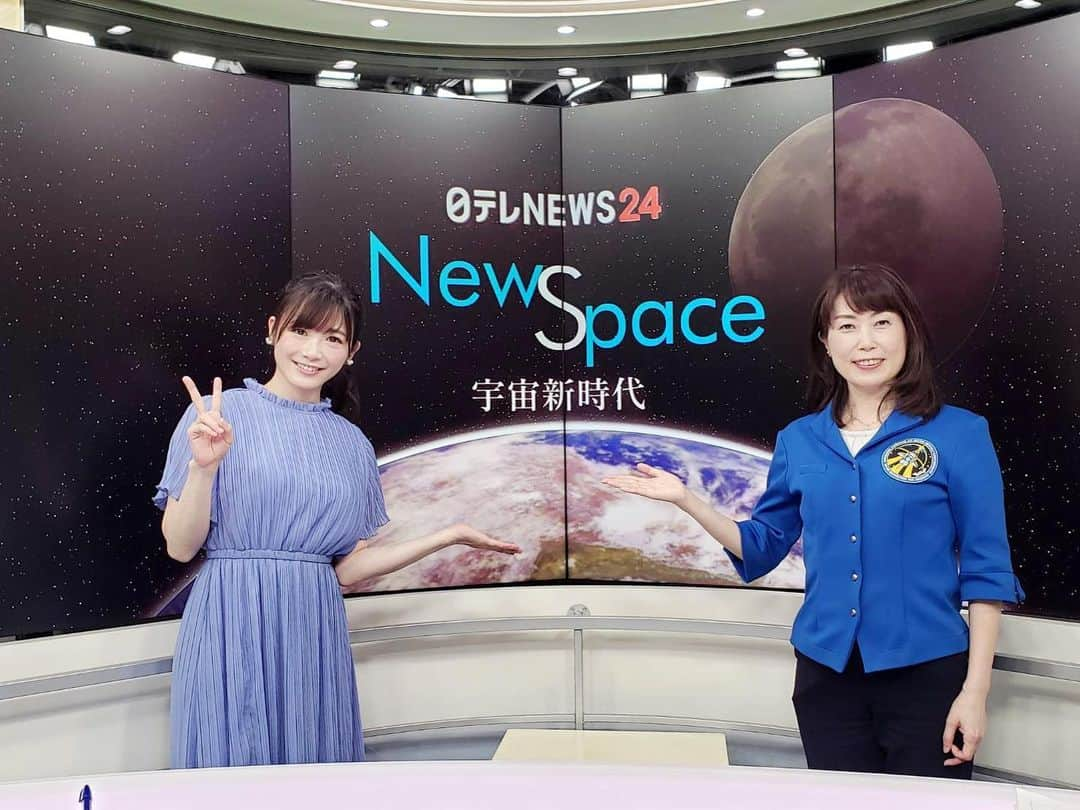 榎本麗美さんのインスタグラム写真 - (榎本麗美Instagram)「🌟  念願の月1回放送の宇宙番組🚀  『NewSpaceー宇宙新時代ー』  が昨夜21時〜始まりました💫  『宇宙新時代』にふさわしい内容を目指して、2部構成✨  前半は、最新の宇宙ニュースの解説。 後半は、未来の宇宙飛行士を追う「NEXT アスキャン」というコーナーです👩‍🚀🌕  コーナータイトルの意味ですが、 "Astronaut Candidate(宇宙飛行士候補者)"のことを、 NASAでは略してASCAN（アスキャン）と呼んでいる為に名付けました。 流行るといいなあ...笑  アスキャンコーナーは、 今年秋に13年ぶりに募集される宇宙飛行士の選抜試験を追います‼️  宇宙飛行士を目指す方も必見の内容です👍  初回ゲストは宇宙飛行士の #山崎直子 さん✨ 山崎さんの、宇宙飛行士試験体験と、訓練のお話を根掘り葉掘り伺いました💪  『どんな勉強や準備をして、宇宙飛行士選抜試験を受けられたのですか？』 という質問にも答えて下さいましたよ✨  ぜひ、ご覧下さい‼️  ●今夜は21時30分〜 「日テレNEWS24」にて放送。 ↓ https://www.news24.jp/sp/index.html  ●YouTubeにもアップされます。  私、これまで山崎さんとは、 リモートや短い時間のインタビューで共演をさせて頂いていたのですが、  ずーっと「山崎さんとスタジオでご一緒したい！」という夢を抱いていて、 ついに夢が叶ったのです😭✨  企画書を提出してから数ヶ月...JAXAさんにご協力頂いたり、台本書いたり、ずっと準備してきたものが形になり、 本当に感激でした😭  改めて、制作に関わって下さった全ての皆様に感謝致します‼️ 本当に本当にありがとうございます🥺✨  月1で続くので、引き続き、皆さまよろしくお願い致します🙇‍♀️  #宇宙飛行士選抜試験  #宇宙飛行士訓練  #宇宙飛行士 #newspace️」7月4日 6時18分 - enomotoremi