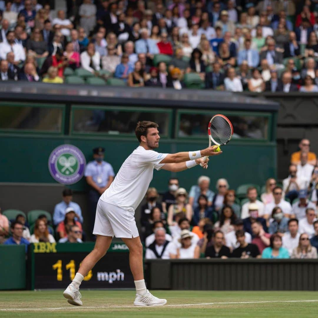 キャメロン・ノリーのインスタグラム：「Too good today @rogerfederer 👍 Thanks to everyone for your support and kind messages. Amazing atmosphere out there today 💚💜 @wimbledon」