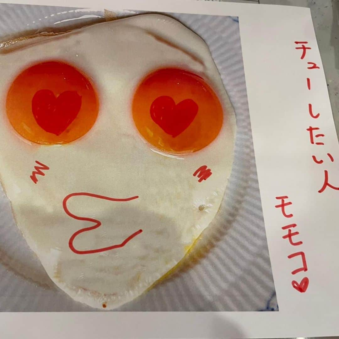 モモコさんのインスタグラム写真 - (モモコInstagram)「目玉焼きが大好きなんで大地真央さんの『目玉焼きオリジナルアート展』に行きました🍳 ケチャップでいつも子供達に何か描いたら喜ぶし💕 ロフトのアプリがあれば入場料７００円で見れるよ❗️ あたしも勝手に描いちゃった😆 今日までですよー❗️ アメブロに写真たくさん載せました❤️  今日配信のYouTubeも皆様からのリクエストが多い、家族のトークです‼️見て下さいね✨   #ハイヒールモモコ #👠 #👠🍑 #CHANEL #シャネラー #グルメ #アメブロ  #YouTube #モモコ新聞 #家族でトーク #目玉焼きオリジナルアート展 #大地真央 さん #目玉焼き #目玉焼き大好き #梅田ロフト」7月4日 7時52分 - highheel_momoko