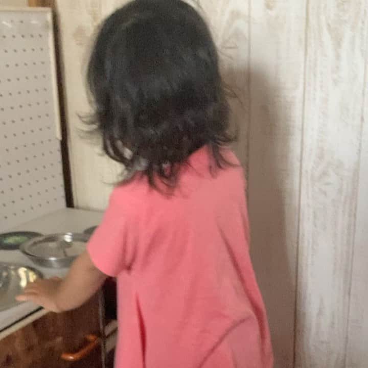 のインスタグラム：「『いらっしゃせー』言うてる😂バイトもうできます🤣 #朝から #いらっしゃせー #1歳6ヶ月 #娘 #月ちゃん #かわばたくん #吉本芸人」