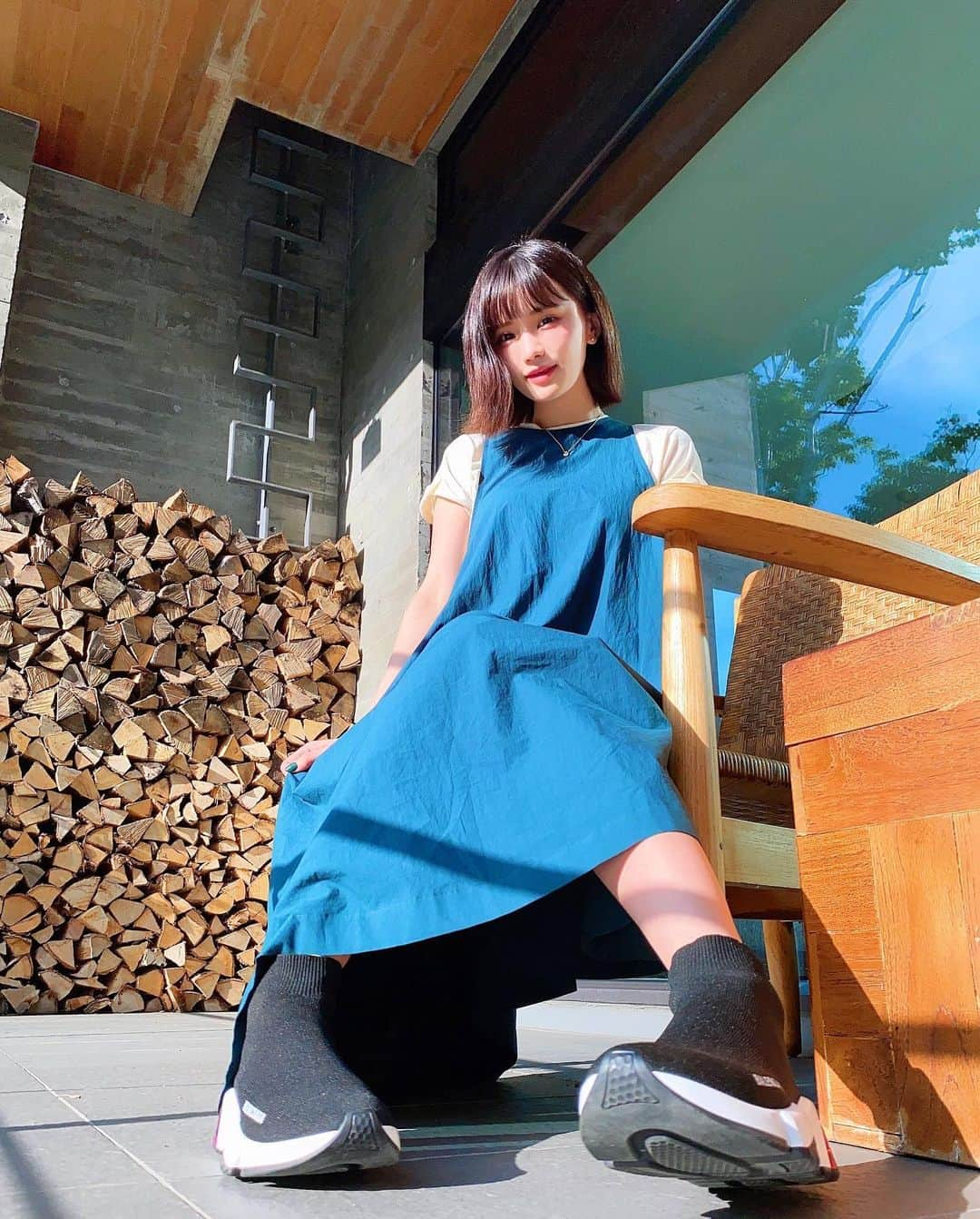 みもれもんさんのインスタグラム写真 - (みもれもんInstagram)「I took a picture with firewood! 🌈💓 ・ ・ こんにちは〜🍋🌳🌈 最近の私服の写真です〜〜🐴🐴 気付けばもぅ７月ですねぇぇ〜✨ 夏と言えばカキ氷が大好きです🤣💞🍧 もぅ、カフェに行ってイチゴ味の カキ氷食べたんだけど⊂( ・ ̫・ )⊃三笑笑🍓 みんなが好きな夏の食べ物とか ありますかーー？👀☀️🌴👙  ・ ・  #mimoremon #camera #Japan #fashion #japanese #2021 #みもれもん #インスタグラビア #ショートヘア #ボブ #黒髪 #カメラ #日本女孩 #大人女子 #一个人生活 #日本女孩 #北海道 #hokkaido #ニセコ #balenciaga」7月4日 10時42分 - mimore_mon0929