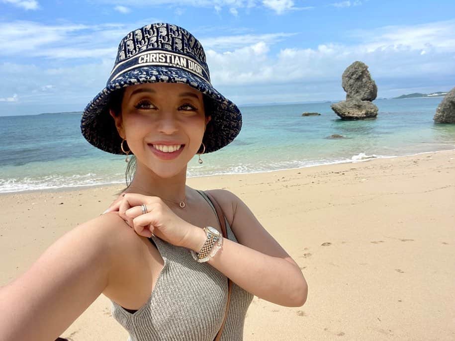 PINKYのインスタグラム：「🌊💙🌞  いつかの晴れた日、お気に入りのボブハットで海へ👒  hat @dior  earrings & necklace @amate_bijou   ・・・  #love #happy #family #momlife #dior #diorhat」