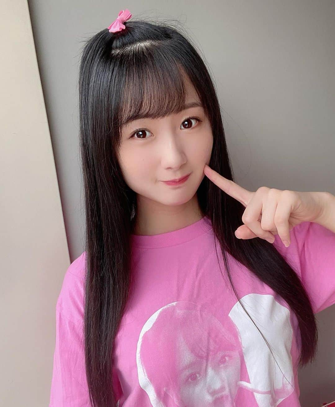 中野美来のインスタグラム：「オンラインお話し会ありがとうございました💗 . . 7ヶ月遅れの生誕Tシャツ😆 今年も発売されたらゲットしてね✌️ . . #nmb48 #中野美来 #りんごちゃんヘアー #🍎 #来年ハタチ ✌️」