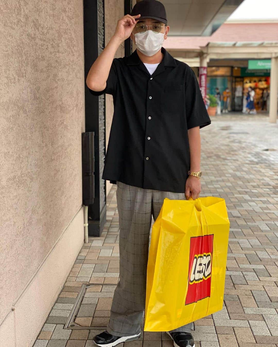 ノブ のインスタグラム：「アウトレットて足を鍛える所やん。 10000歩いってるやん。 ほんでなんかレゴ買ってるやん。 #多分しないなぁ」