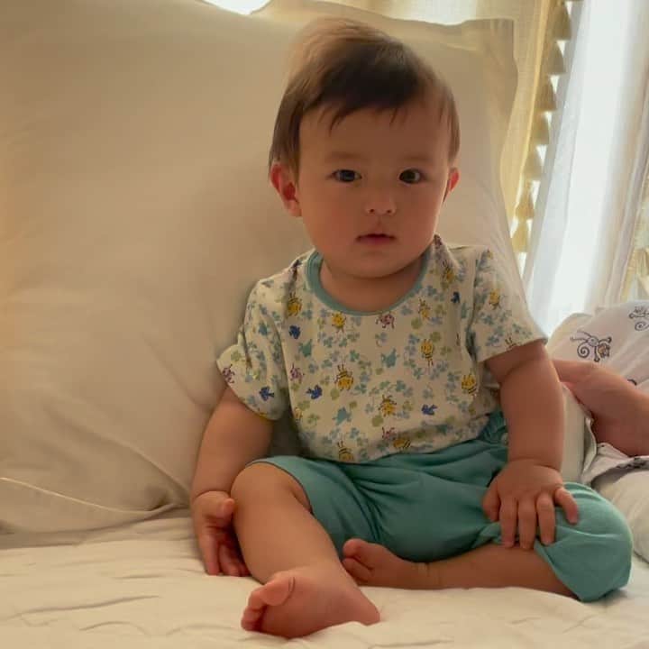 石原あつ美のインスタグラム：「＊ 朝、目を覚ますと即座にお座りする息子。 寝ぼけてグラグラ左右に揺れるのが可愛くて 毎度笑ってしまう💕 この日は私の胸目掛けて突進！！ 寝ても覚めても彼の頭の中はオッパイでイッパイ。 母さん24hドリンクバーです🍼 いつまで続くやら😂😂😂  #育児 #育児日記 #子育て#子育てグラム  #成長記録 #9ヶ月 #男の子ベビー #9ヶ月 #赤ちゃんのいる生活 #パジャマはユニクロ愛用」
