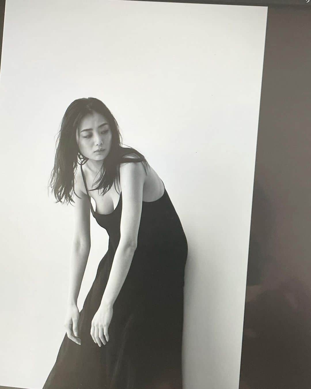 片山萌美のインスタグラム：「📸  photographer #神藤剛 さん stylist #伊井田礼子 さん hair&make #山下景子 さん  #週プレ  #moemikatayama」