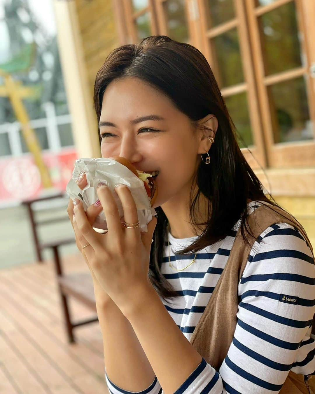 石井里奈さんのインスタグラム写真 - (石井里奈Instagram)「こんばんは🧡 . 今夜は里奈ログ🍔🧡 実はこれ大好きなモスバーガー😘 @mosburger_nippon  . キャンプの前に人生初の @fujikyuhighland へ行ったのですが富士急限定のモスバーガーメニューがあって食べてきました😘❤️ . その名もフジヤマバーガー✨🗻 . パテが2つも入っていてボリューム満点！とーってもおいしかったです！ . そしてこのあとフジヤマへ🗻 果たして私は絶叫に乗れたでしょか？🥺笑 また富士急レポしますね🧡 今日もお疲れ様でした✨ . #モスバーガー #mosburger #富士急 #富士急ハイランド #fujikyu #fuji #mtfuji #mtfujijapan #富士山 #ハンバーガー #humberger #お肉 #肉好き #ジャンクフード #ご当地グルメ #りなまるグルメ #グルメ女子 #グルメ #チートデイ #絶叫 #fujiyama #ふじやま #フジヤマ #限定グルメ #ボリューム満点 #肉好き #ハンバーグ #サンドイッチ #sandwich #野菜 #野菜たっぷり」7月4日 20時24分 - ri7tin1025