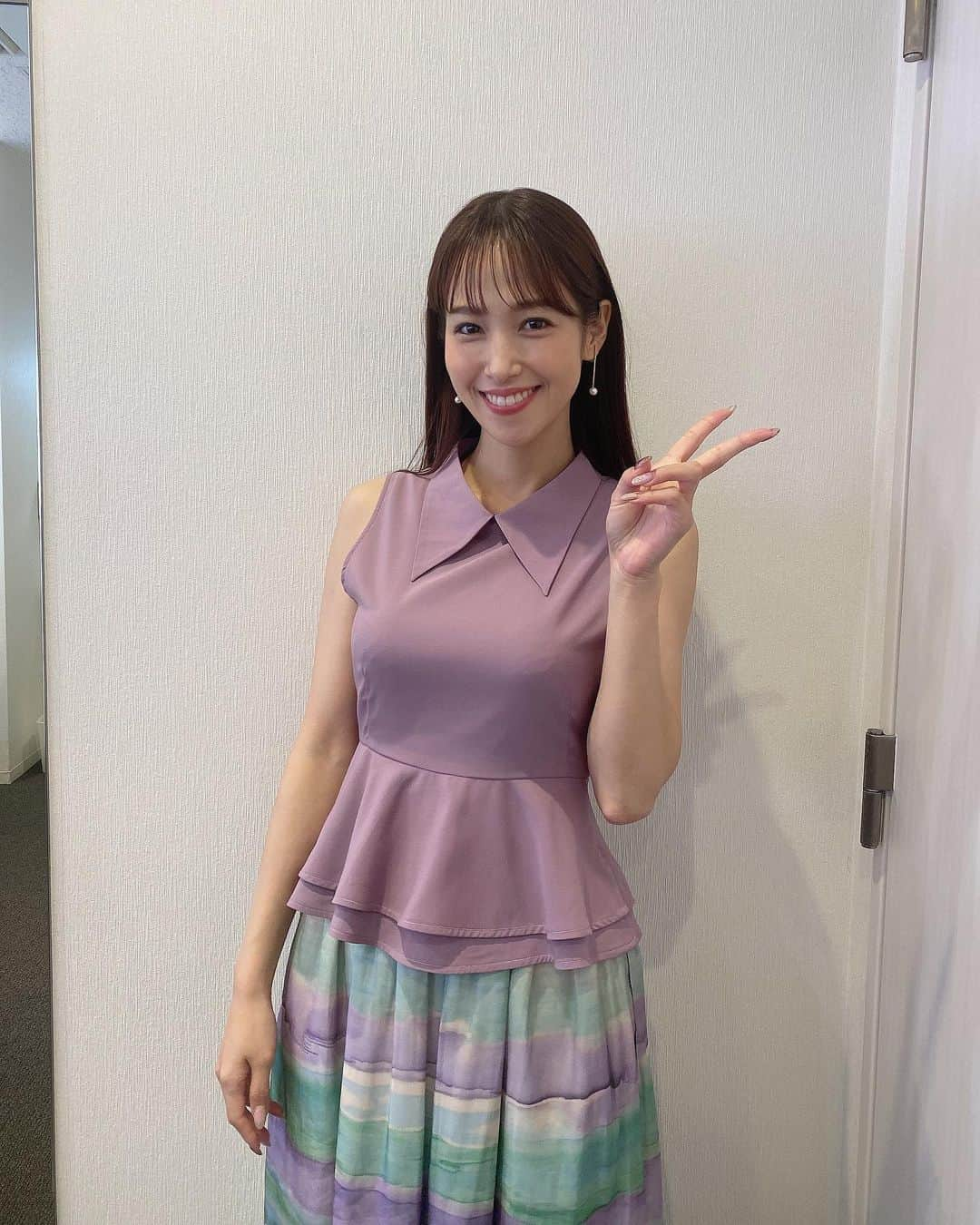 鷲見玲奈さんのインスタグラム写真 - (鷲見玲奈Instagram)「. 明日テレビ朝日にて放送の激レアさんを連れてきた。に出演します✨  今回は、 💜大ヒット曲『孫』のあの孫 💜でっけぇ穴を掘った人  です！！  大好きな紫の衣装を選びました☺️  👚 @elenore_official 👗 @facesansfard 👂 @vendomeaoyama_official 👠 @randa_pic  #激レアさんを連れてきた #テレビ朝日 #衣装 #紫率高め」7月4日 20時37分 - sumi__reina