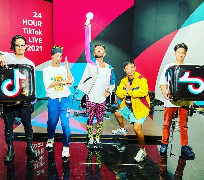 ORANGE RANGEのインスタグラム：「「24時間 TikTok LIVE 2021」終了しました📱 ご視聴いただき、ありがとうございました🤳  披露した #レンジとシェイプアップ できるワークアウト・ソング『#HEALTH』は絶賛配信中です🔥 https://orangerange.com/health/  7月8日からは、#ORANGERANGE 20周年ライブ「一日千秋”楽”」がスタートします🎸 ご来場お待ちしています🎴 http://orangerange.com/ichizitsusenshuuraku/ #一日千秋楽 @orangerange_official」