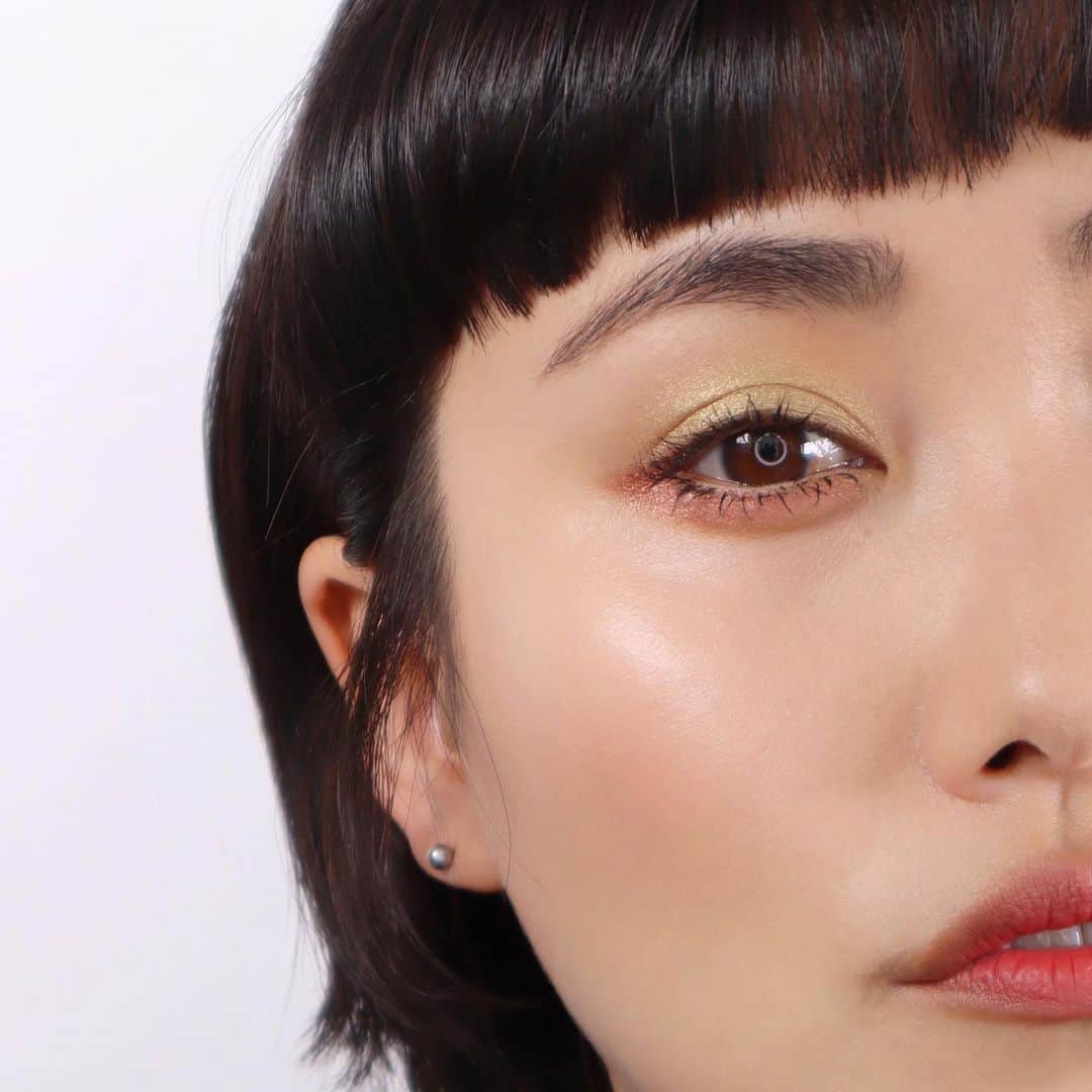 M∙A∙C Cosmetics Japanのインスタグラム：「#MACボタニックパニック で楽しむ花束メイク💐自由な発想で鮮やかなカラーや煌めきを組み合わせて、華やかな表情に✨  ㅤ 【使用製品】 ＊EYES ・スモール アイシャドウ × 12(ボタニック パニック) -マリーゴールド ディガー -フローラル ア ゴー ゴー ＊LIPS ・リップスティック／チューリップ サービス ＊FACE ・エクストラ ディメンション スキンフィニッシュ／フルール シュア  ・同 ロイヤル フラッシュ ㅤ #MACBotanicPanic　 Shot by M·A·C EVENT ARTIST Hatsuo Arisaka @hatsuo_mua」