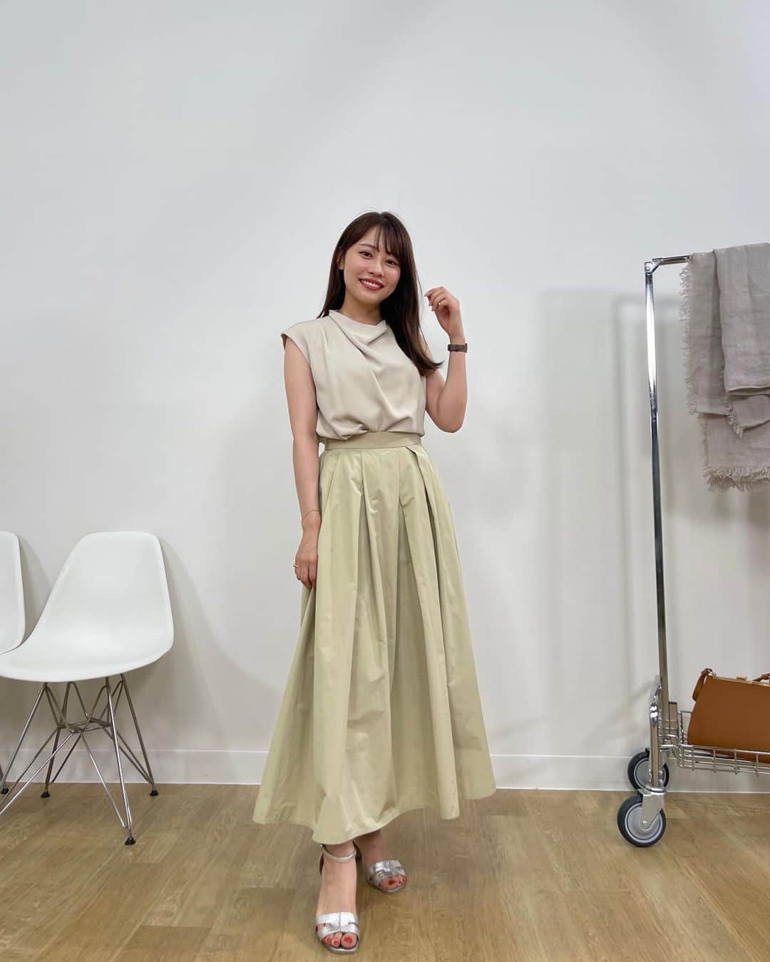 高木由梨奈のインスタグラム：「昨日のYouTubeで着てた @anuans.official のお洋服👗✨ このスカートが特に色、形ともにドストライクすぎた🍋🥺 どの服もほんとにシルエットが綺麗で着心地も抜群でした💕  #anuans」