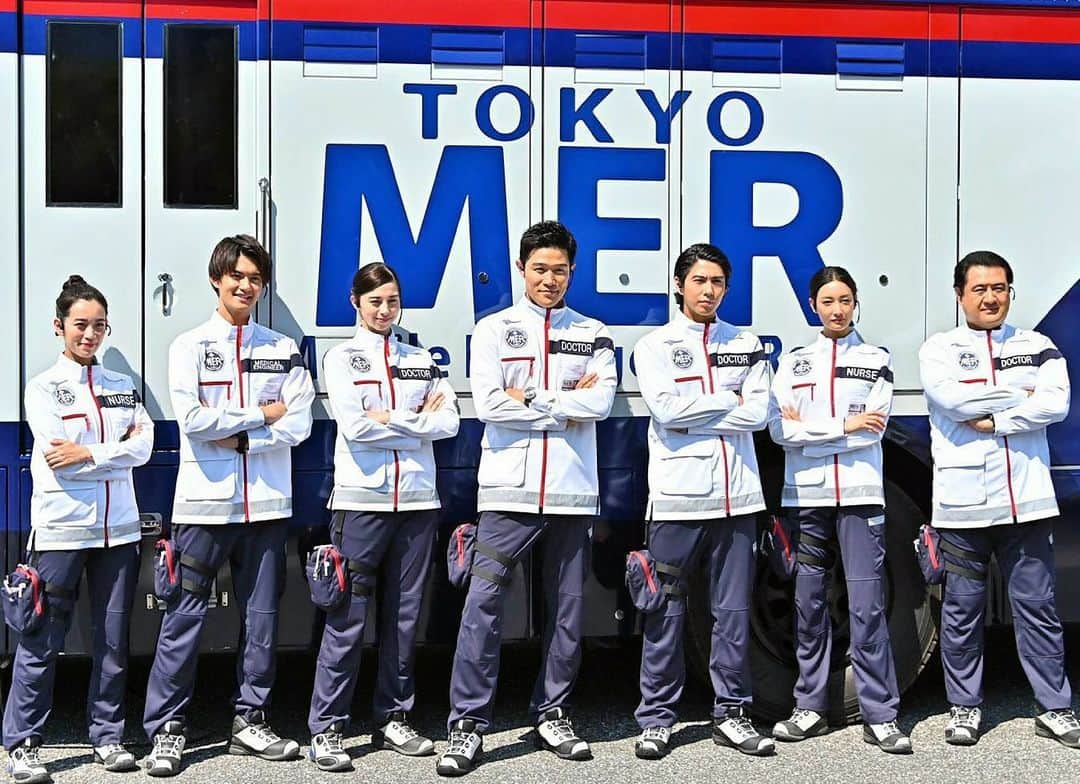 フォンチーのインスタグラム：「ついに、本日、この後21:00〜、TBS 日曜劇場『TOKYO MER〜走る緊急救命室〜』の放送が始まります。 ⁡ ドラマなのに映画みたいなスケールの中で、作品に、役にのめり込める環境にいれて贅沢な日々を有り難い事に過ごさせて頂いているからか、撮影が始まってから今日を迎えるまで、凄く時間が過ぎゆくのが早かった気がします。 ⁡ オーディションでこの役を勝ち取ったとマネージャーからの連絡を頂けた時、嬉しい気持ちも溢れましたが、と同時に、今のこの御時世にこのような作品に携わらせて頂ける事になにか、使命感のようなものを感じました。 ⁡ 今世界中では、まだまだ大変な状況が続いています。 ⁡ それでも崩れずに耐え続けているその大きな力の裏には、医療従事者の皆様が毎日命がけで戦って下さって一人でも多くの命を守って下さっているからです。 ⁡ 日々の中で沢山ニュースではお見かけしていましたが、自分がこのドラマに携わらせて頂いてから、いかに、どれだけの医療従事者の皆様の思いや覚悟があるのか、より深く、実感しております。 ⁡ 誰かの為に命がけで必死になれる人の強さや輝きを、私なりに表現させて頂いています。 ⁡ 医療従事者の皆様を始め、誰かの為に頑張っている全ての皆様へ、感謝と敬意の気持ちを込めて。 ⁡ 初回は25分拡大スペシャルになります。 ⁡ どうか、彼等彼女等の命がけの戦いを最終話の一分一秒まで見届けて下さい。 ⁡ 宜しくお願い致します。」