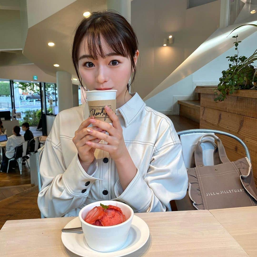 奥原ゆきのさんのインスタグラム写真 - (奥原ゆきのInstagram)「. .代官山のMonkey Cafeで打ち合わせをしていました📝 . 雨模様で肌寒いけど、どうしてもあまおうのジェラートが食べたかったのでソイラテはホットにしました☕️🍓 贅沢🤭 とっても美味しかったのでこの時期おすすめの組み合わせです。 . . スコーンやサンドウィッチなどの軽食もあるし、駅から徒歩5分位だけど店内も広いので穴場カフェです📌 . . #代官山カフェ #dazzlin #jillbyjillstuart #渋谷カフェ」7月4日 21時21分 - yukino_okuhara