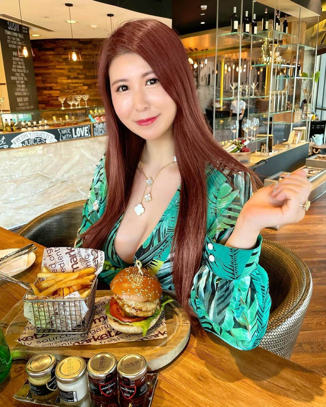 ayuさんのインスタグラム写真 - (ayuInstagram)「Hamburger Lunch🍔🍟 @hyattregencydubaicreek  ・ たまにはハンバーガーも食べたくなる😋🍔💛 美味しかったぁ😆💓 ・ #hyatt#hyattregency#dubaicreek#hamburger#lunchtime#vancleefarpels#hyattregencydubai #ハイアット#ハイアットリージェンシー#ハンバーガー#ayuログ#ポテト」7月4日 21時26分 - ayu888ayu