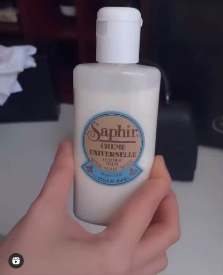 Saphirのインスタグラム：「This is a great care routine for bags. First clean and condition the leather with our Creme universelle, then protect it from future stains with the Médaille d’Or Super Invulner.  What would you add to this care routine?  Let us know in the comments 😊 #shinewithsaphir」