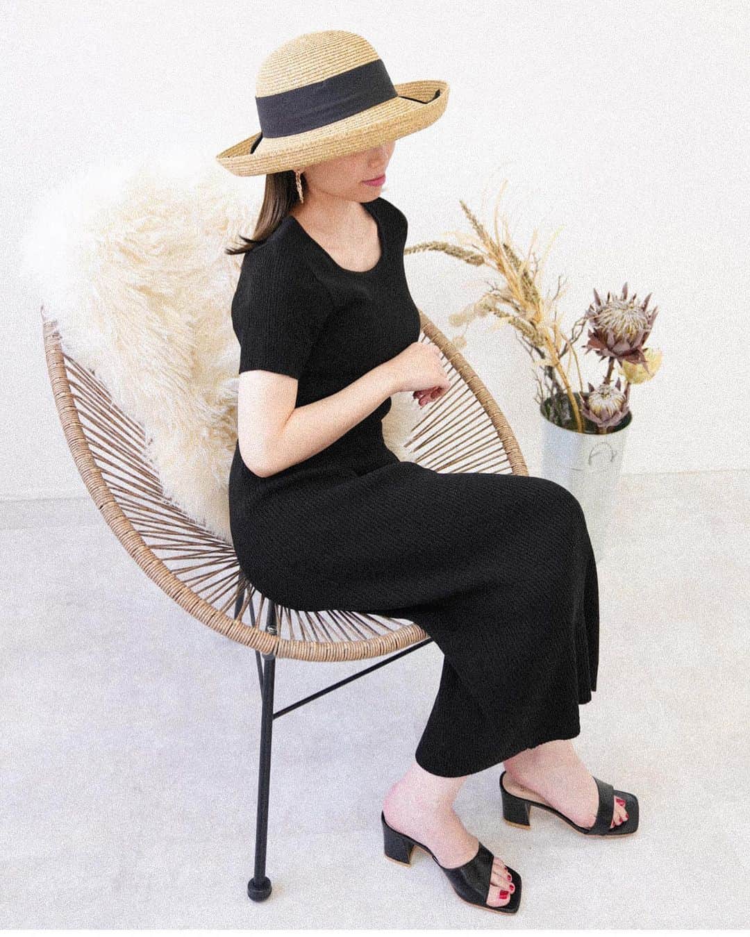 金澤絵美利のインスタグラム：「@aprily_officialsite NEW ITEM💕  21時に販売スタートした リブニットアンサンブル✨  今回発売アイテムの中でも 1番お気に入りのセットアップ♡︎  私は黒とブルー推し😌 皆さんも是非チェックして下さい✊🏻  #Aprily #fashionstyle #ootd #knit #summer #summerfashion #アンサンブル #アンサンブルニット #セットアップ #セットアップコーデ #シンプルコーデ #リブニット #アプリリー」