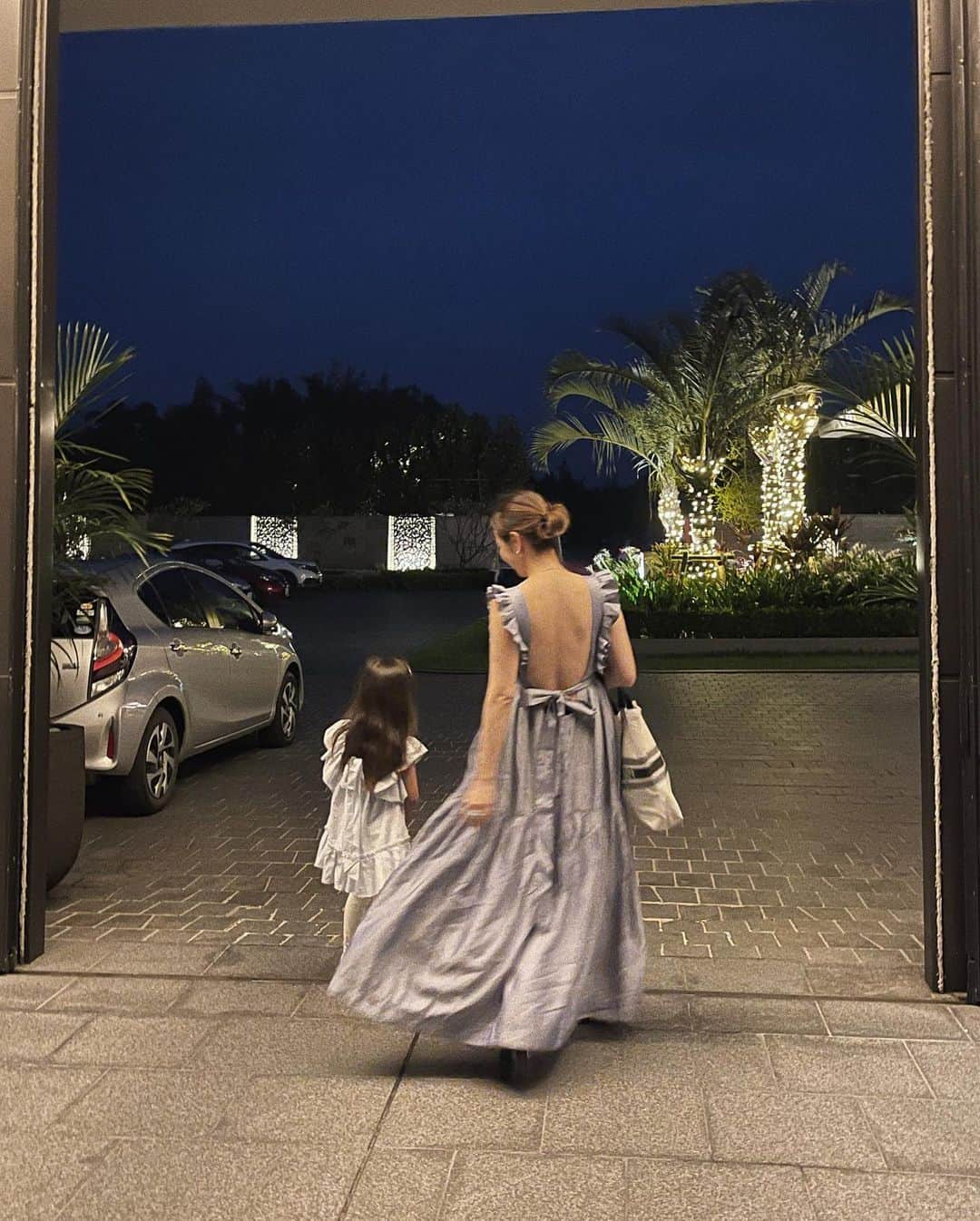 翁安芸さんのインスタグラム写真 - (翁安芸Instagram)「After the dinner💫✨  #momanddaughter #summernight   🧑🏻 Dress #mylan #マイラン Bag #dior #ディオール Shoes #chloé #クロエ  👧🏻 Blouse #livly  Leggings #uniqlo #uniqlokids  Shoes #bonton  #akiweng #翁安芸」7月4日 12時49分 - akinyc